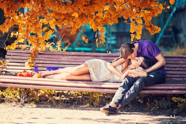 Пара на скамейке в парке