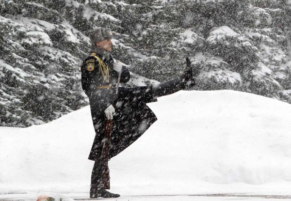 Солдат на посту зимой