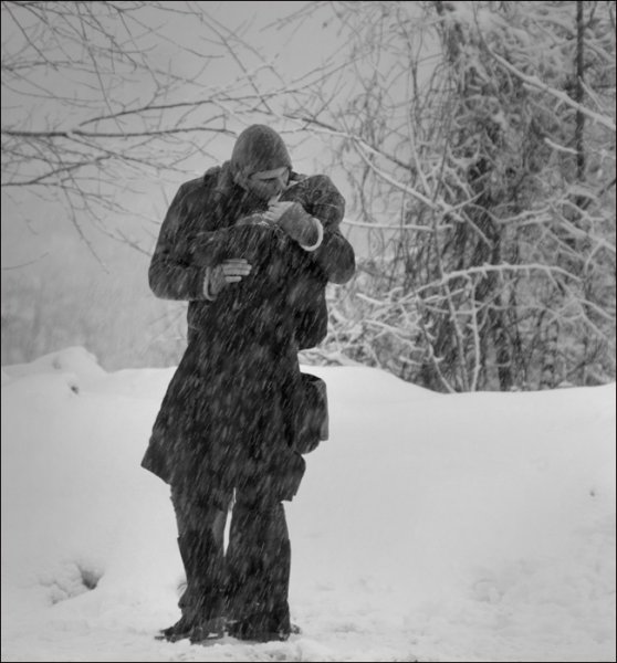 Пара зимой со спины
