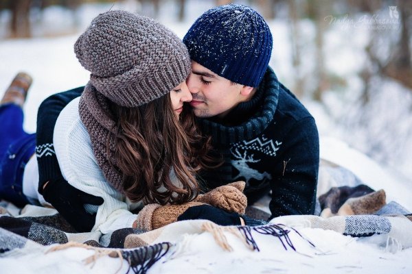 Парень с девушкой зимой