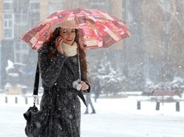 Снег идет и девушка