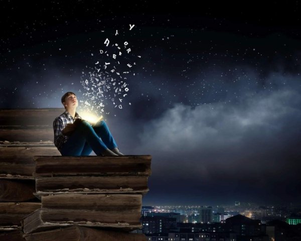 Человек читает книгу