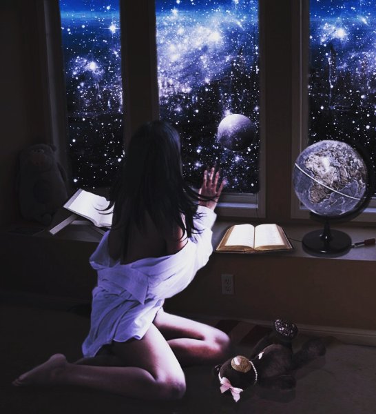 Девушка ночью у окна