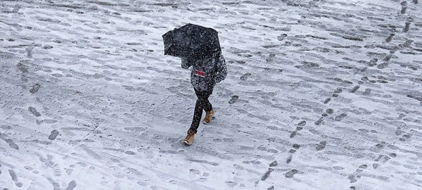 Сильный ветер ветер со снегом