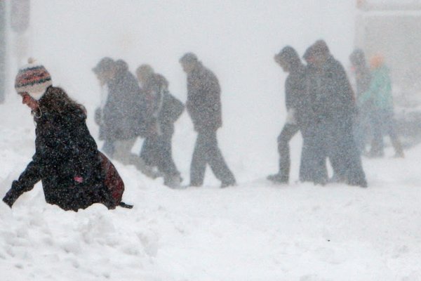 Пешеходы в снегопад