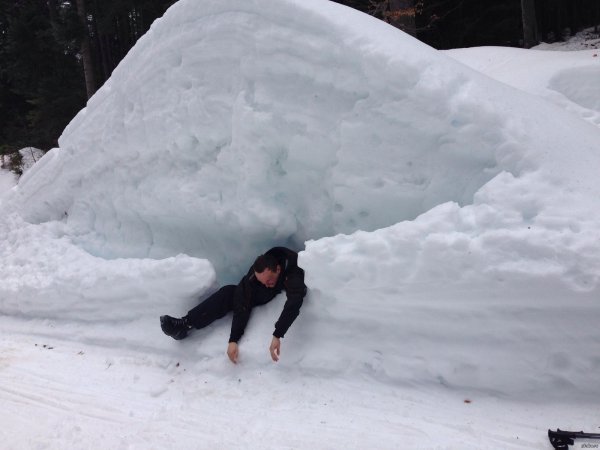 Человек в сугробе снега