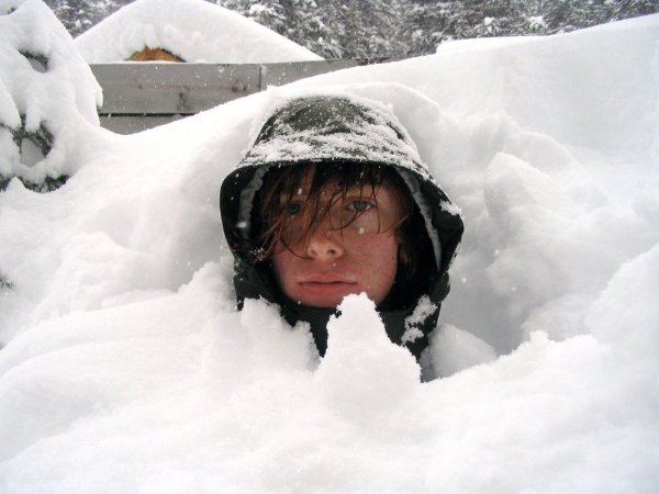 Человек головой в сугробе