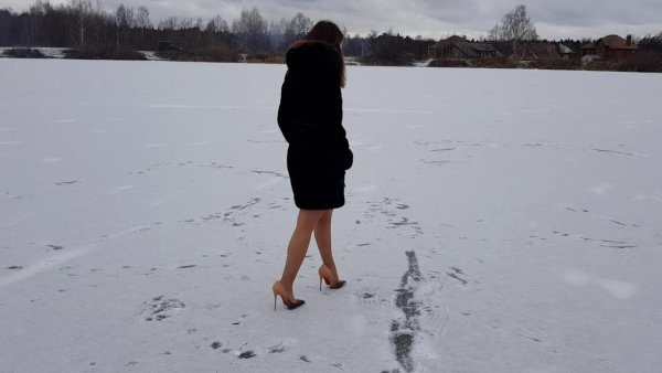 Девушка идет по снегу