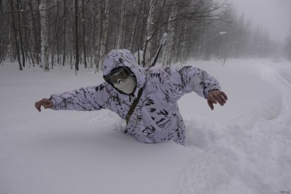 Человек идет по сугробам