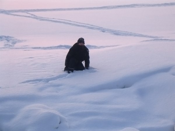 Человек идет по снегу