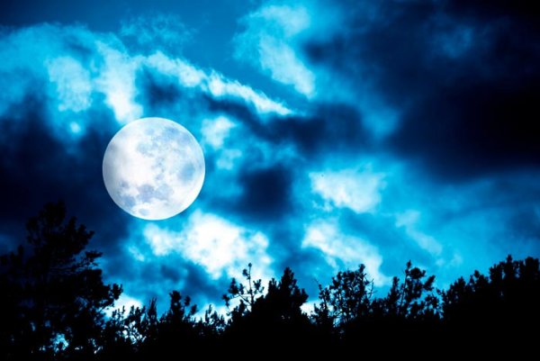 Луна на синем небе