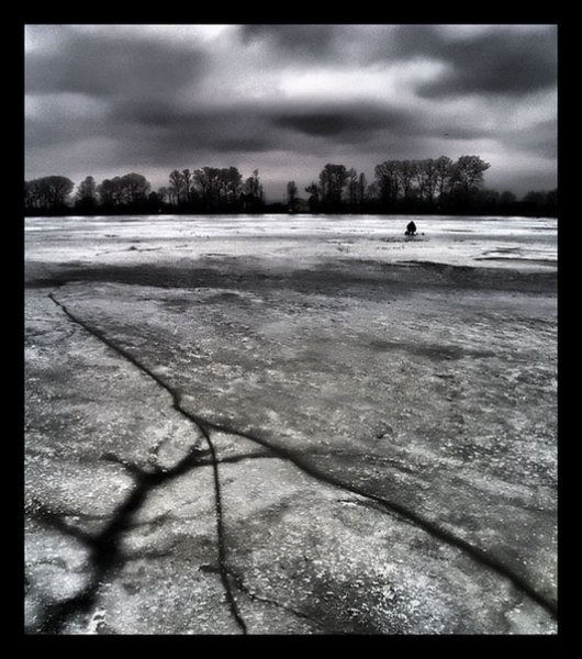 Белый снег серый лёд на растрескавшейся земле