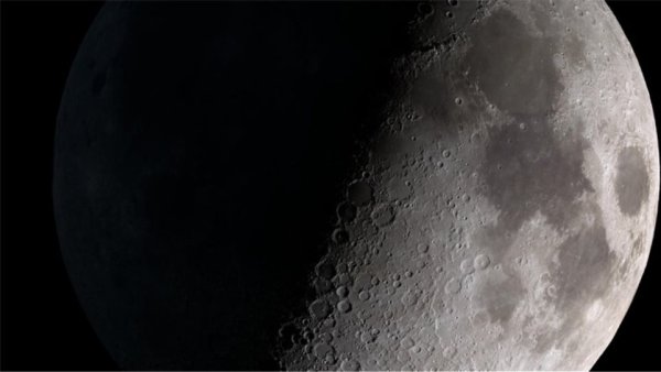 Тёмная Луна снимок