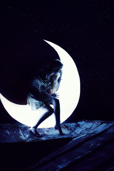 Девочка на Луне
