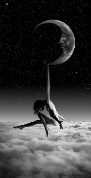 Девочка сидит на Луне