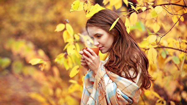 Девушка в листве