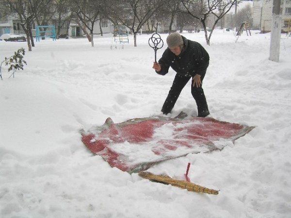 Выбивать ковер на снегу