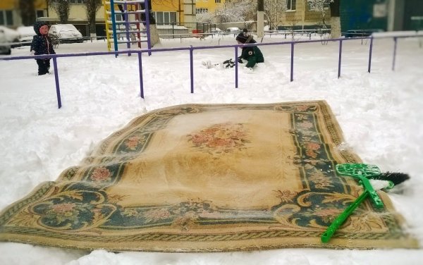 Выбивание ковра на снегу