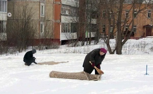 Выбивать ковер на снегу