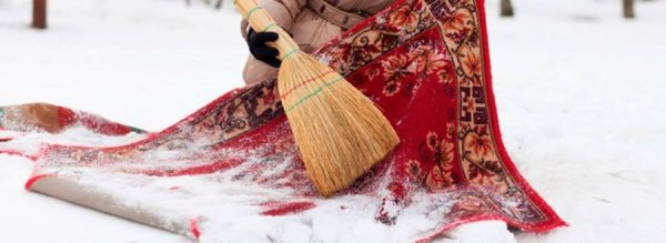 Чистка ковров на снегу