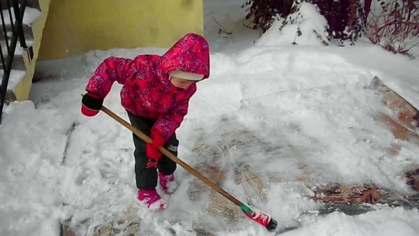 Выбивание ковров на снегу
