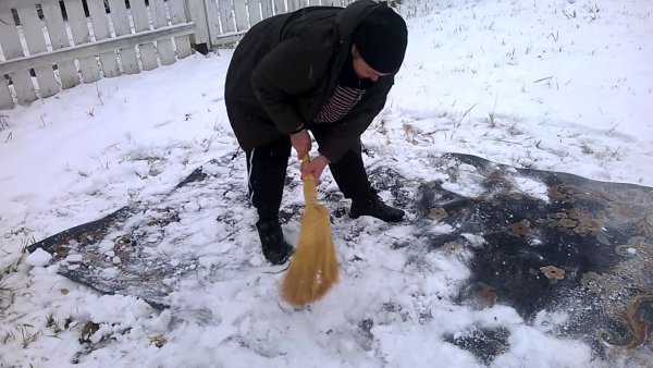 Выбивание ковров зимой