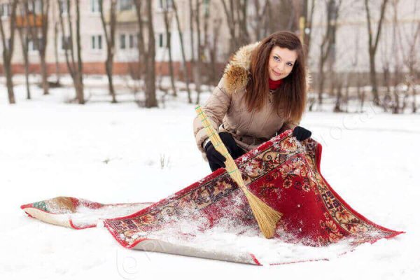 Выбивание ковров на снегу