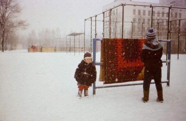 Выбивание ковров на снегу