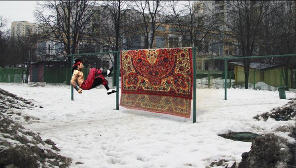 Выбиваем ковер на улице