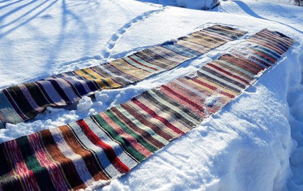 Домотканые половики на заборе