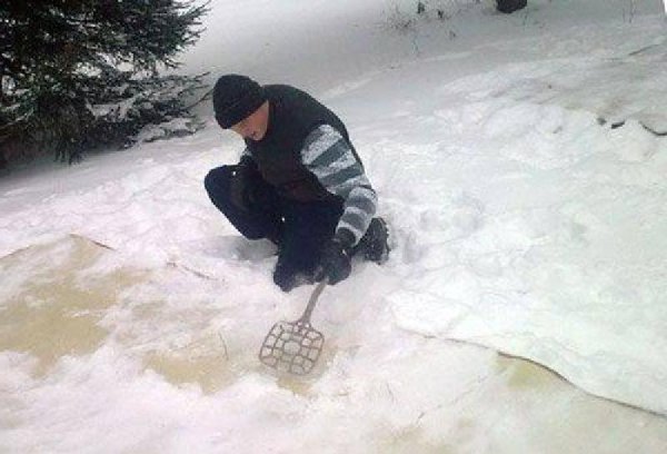 Чистка ковра на снегу