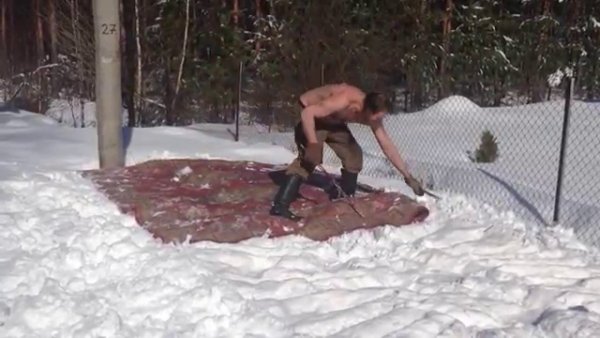Выбивание ковров на снегу