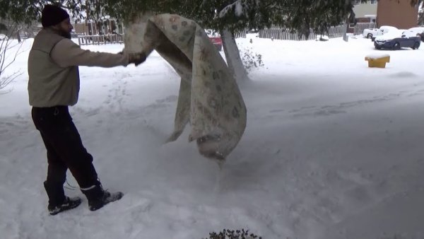 Выбивание ковров на снегу