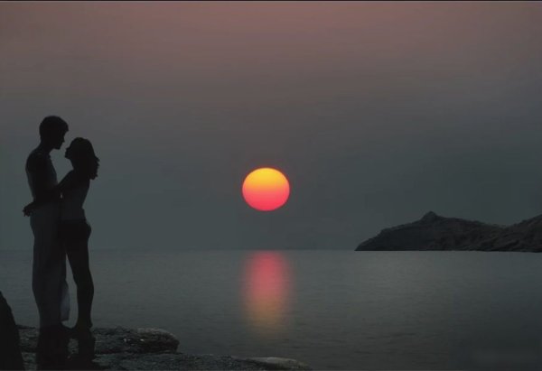 Влюбленные ночью на море