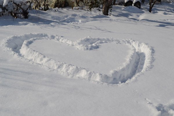 Сердце нарисованное на снегу