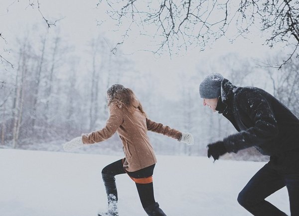 Парень и девушка в снегу