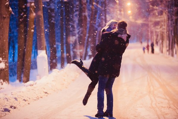 Парень с девушкой зимой
