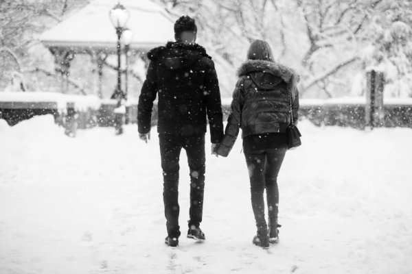 Парень с девушкой зимой