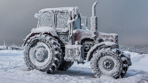 Трактор зимой