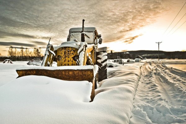 Трактор зимой