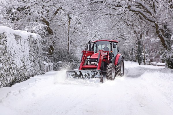 Трактор зимой