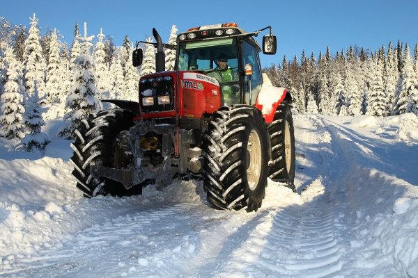 Трактор в лесу зимой