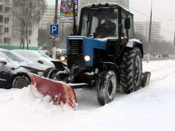 Трактор МТЗ 82 убирает снег