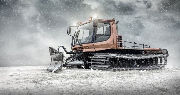 Трактор на гусеницах для уборки снега