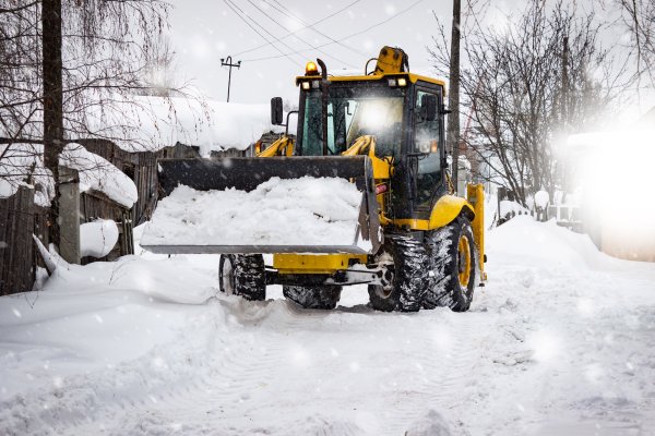 Борозда от трактора на снегу
