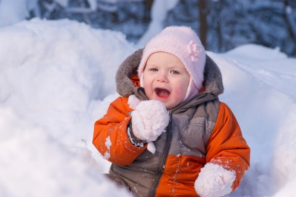 Дети едят снег картинки