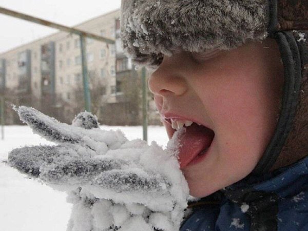 Дети едят снег и сосульки