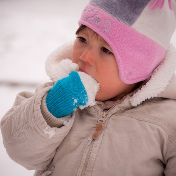 Дети едят снег картинки