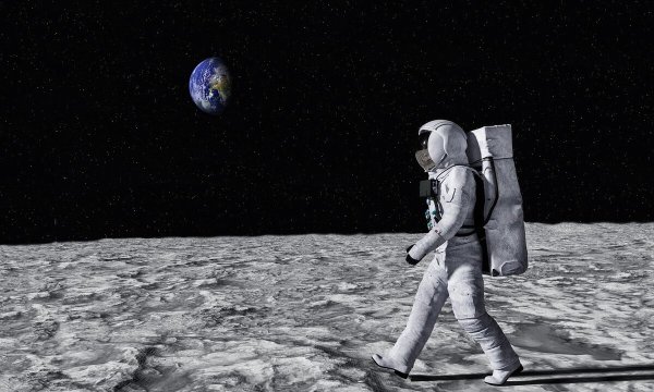 Космонавт в космосе на Луне