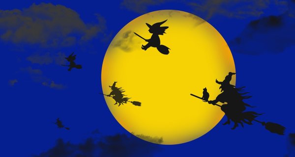 Ведьма на метле на фоне Луны